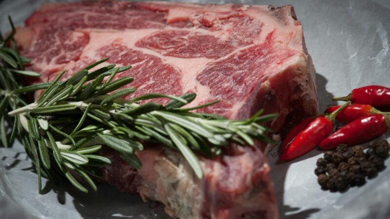 Sonhar com Carne: o que o seu subconsciente quer dizer?