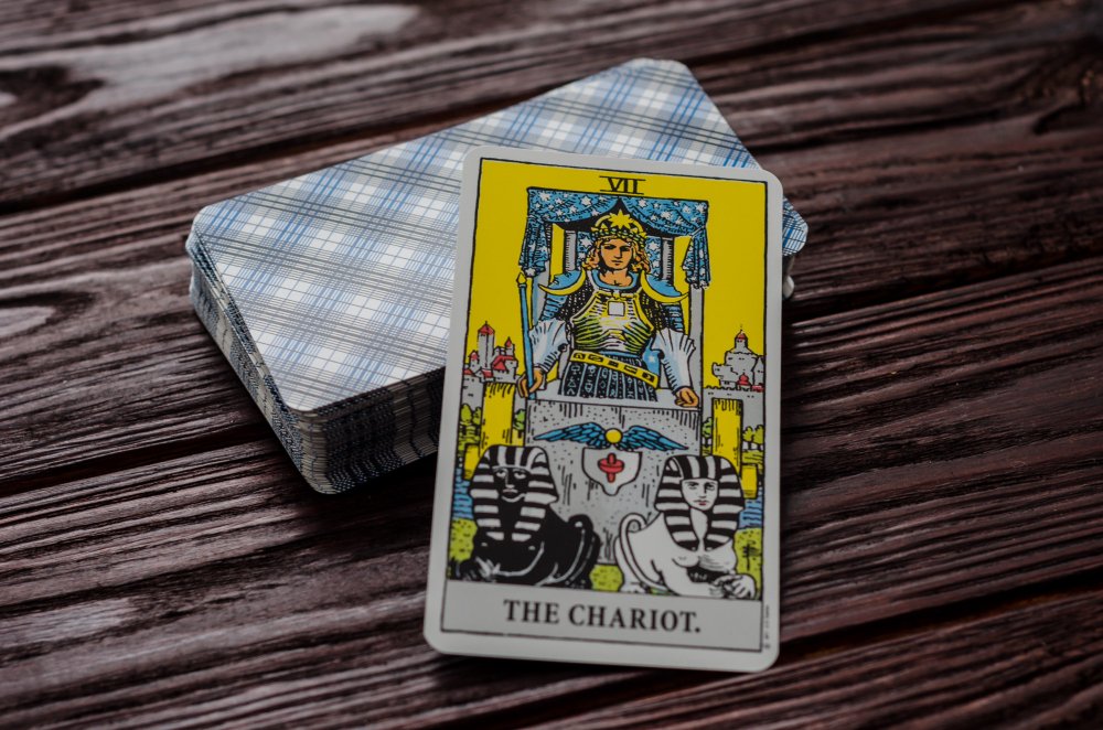 carta A Carruagem no Tarot